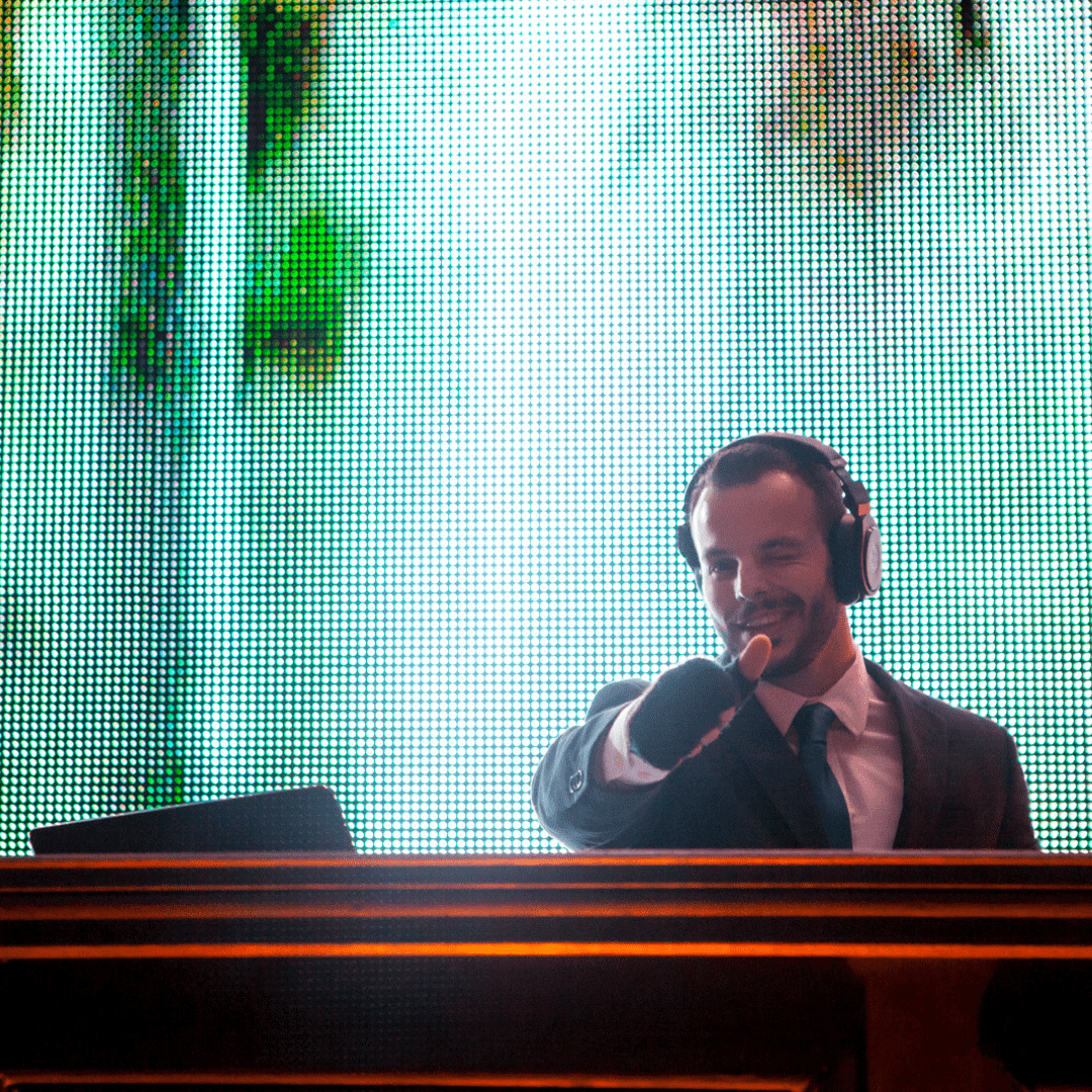 DJ César Lara y pantalla de leds en boda LarAudio